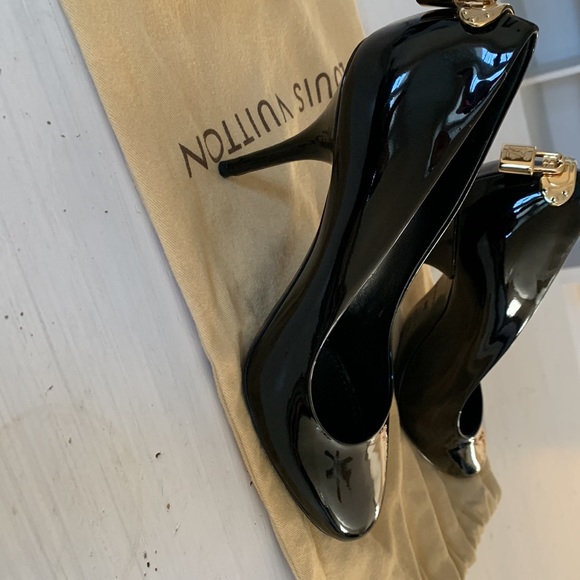 Loius Vuitton black leather pumps with round toe and signature hardware. Size 38 - Picture 3 of 16